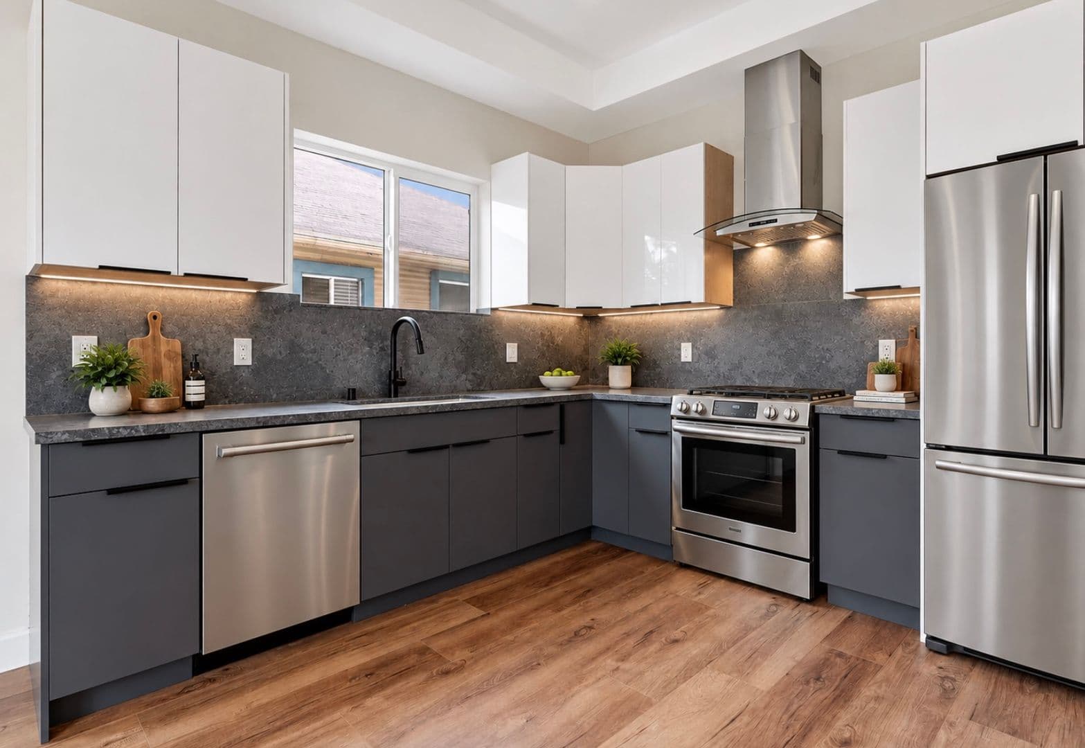 Los Angeles Townhome: 4559 W 18th St