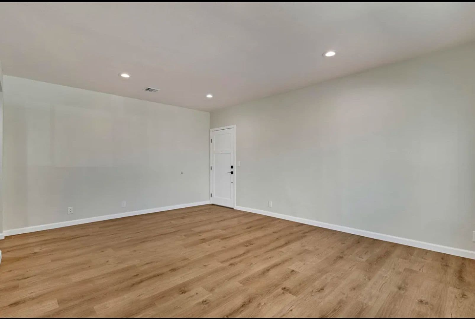 North Hollywood Apartment: 11720 Hamlin Street