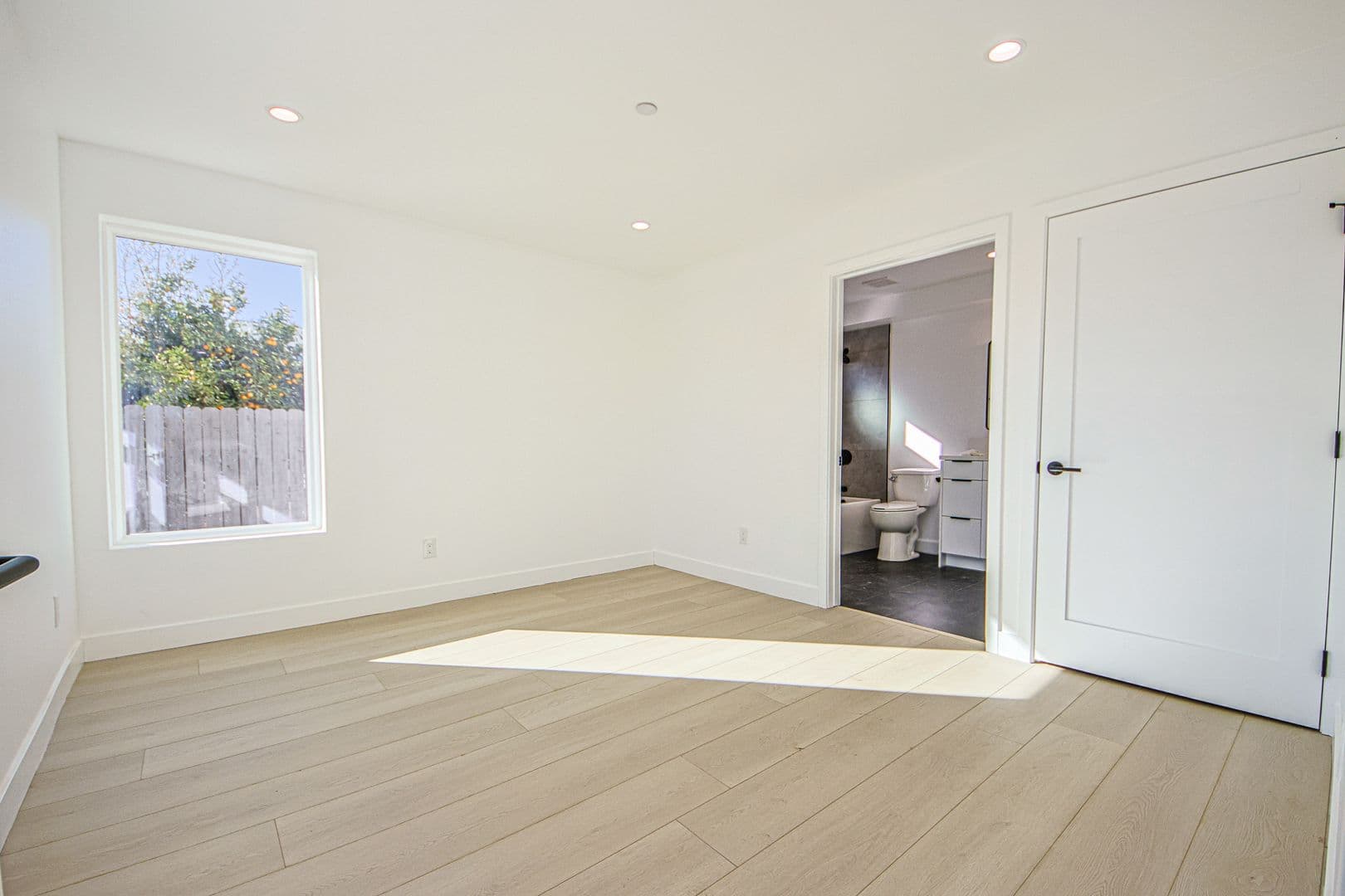 North Hollywood Apartment: 5709 Auckland Avenue
