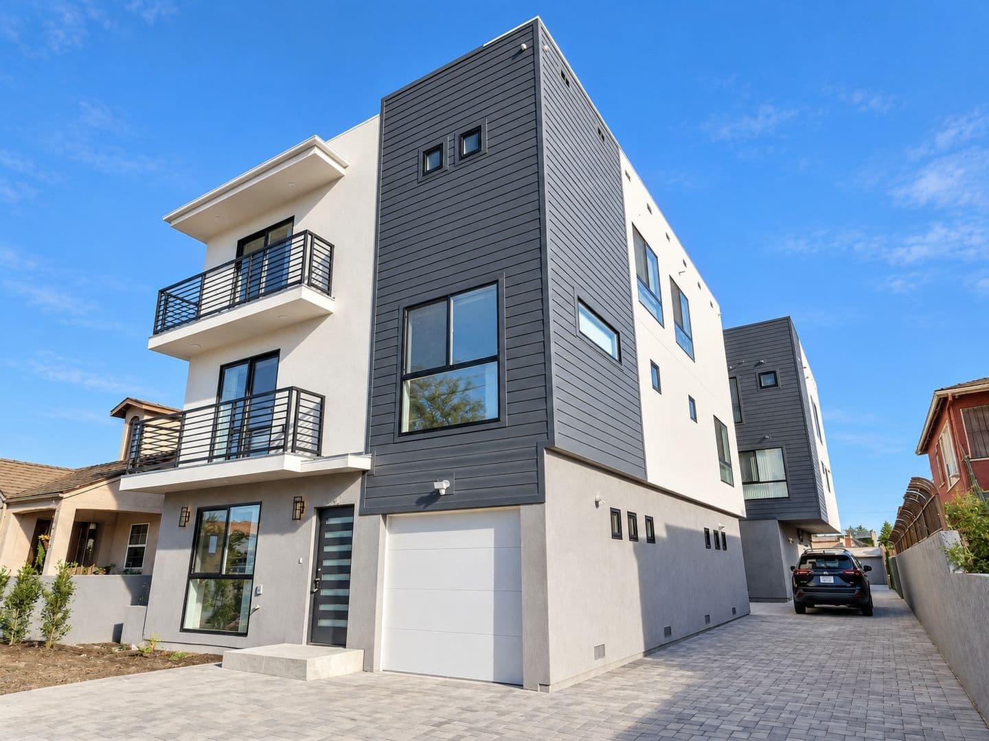 Los Angeles Apartment: 2042 S Burnside Ave
