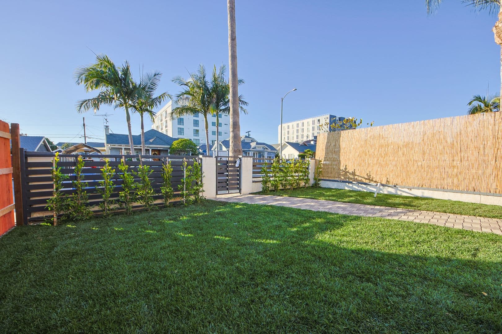 Los Angeles Apartment: 620 N Serrano Ave