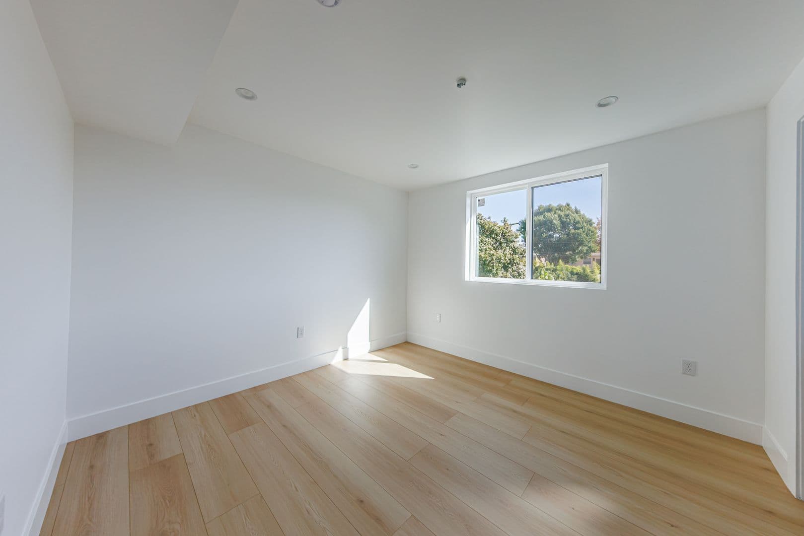 Los Angeles Apartment: 3442 West Blvd