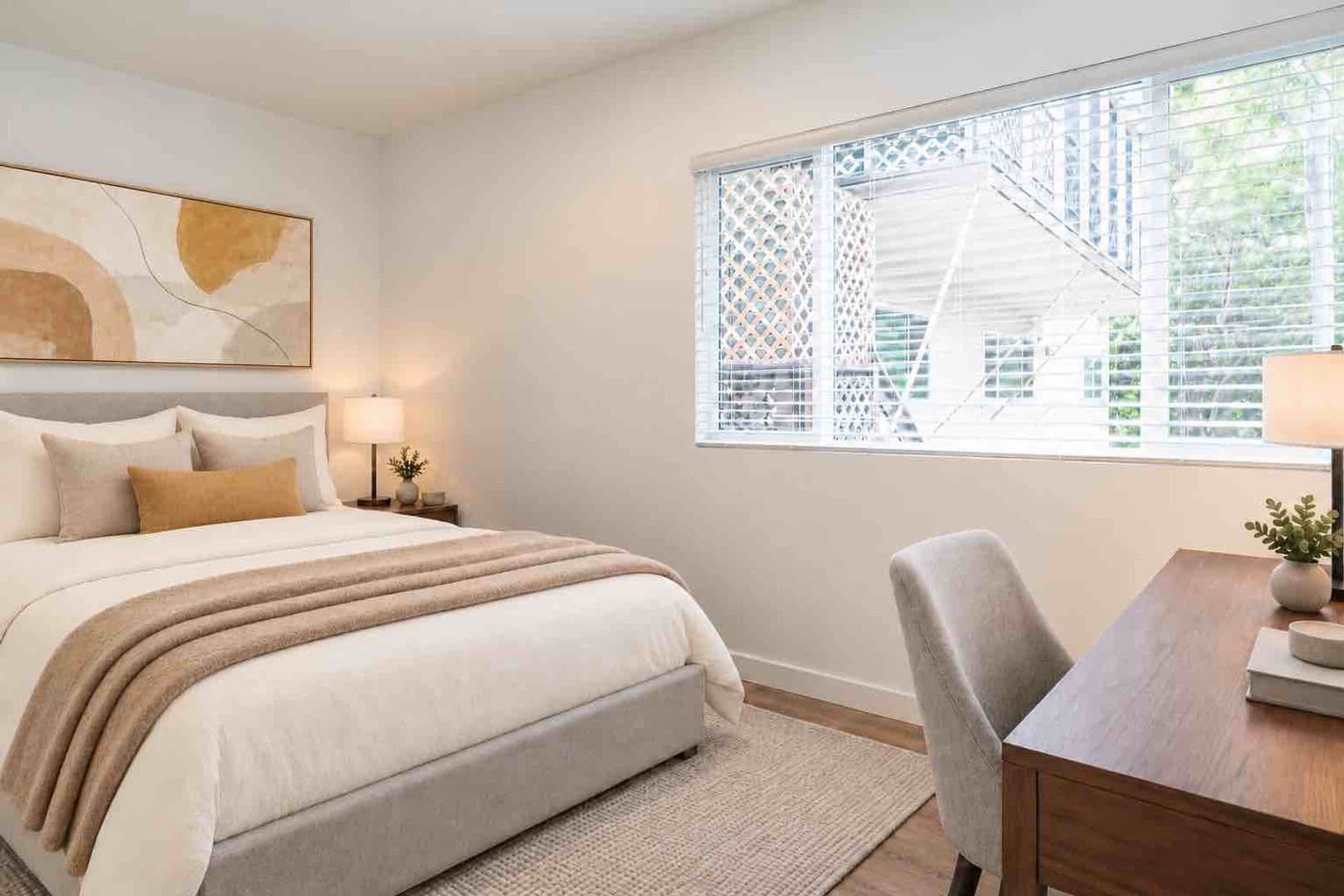 Los Angeles Apartment: 3305 Primera Ave