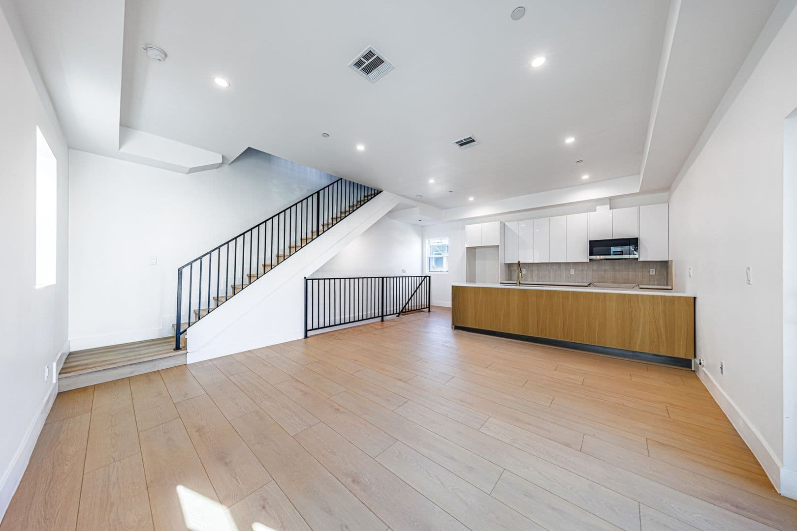 Sherman Oaks Apartment: 5931 Woodman Ave