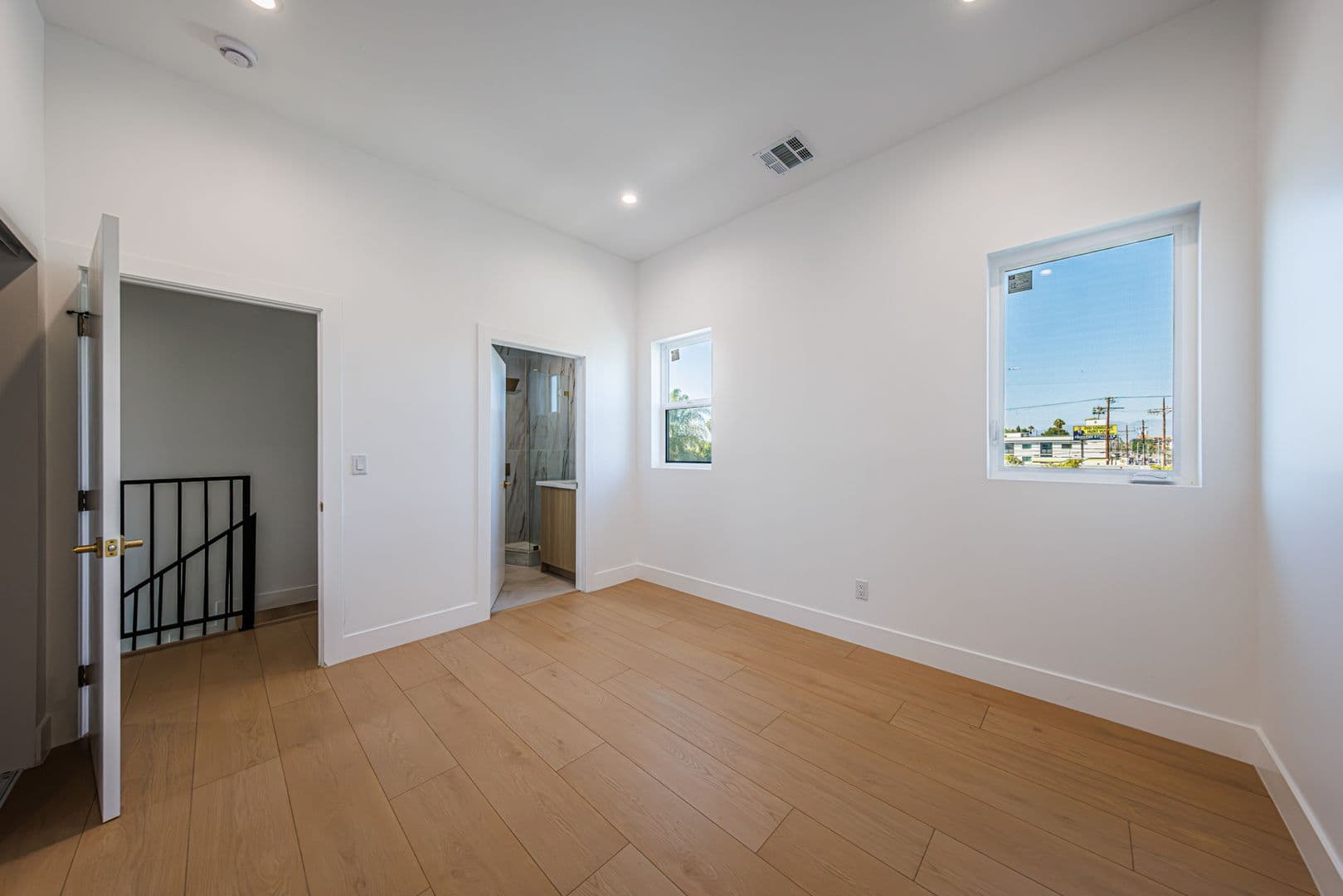 Sherman Oaks Apartment: 5931 Woodman Ave