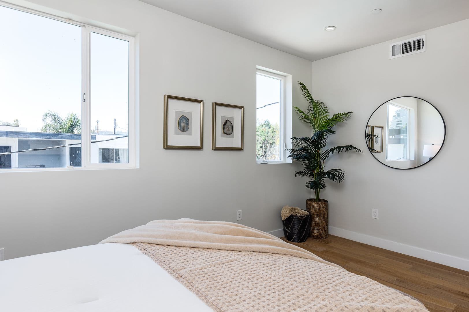 Los Angeles Apartment: 2820 Rowena Ave