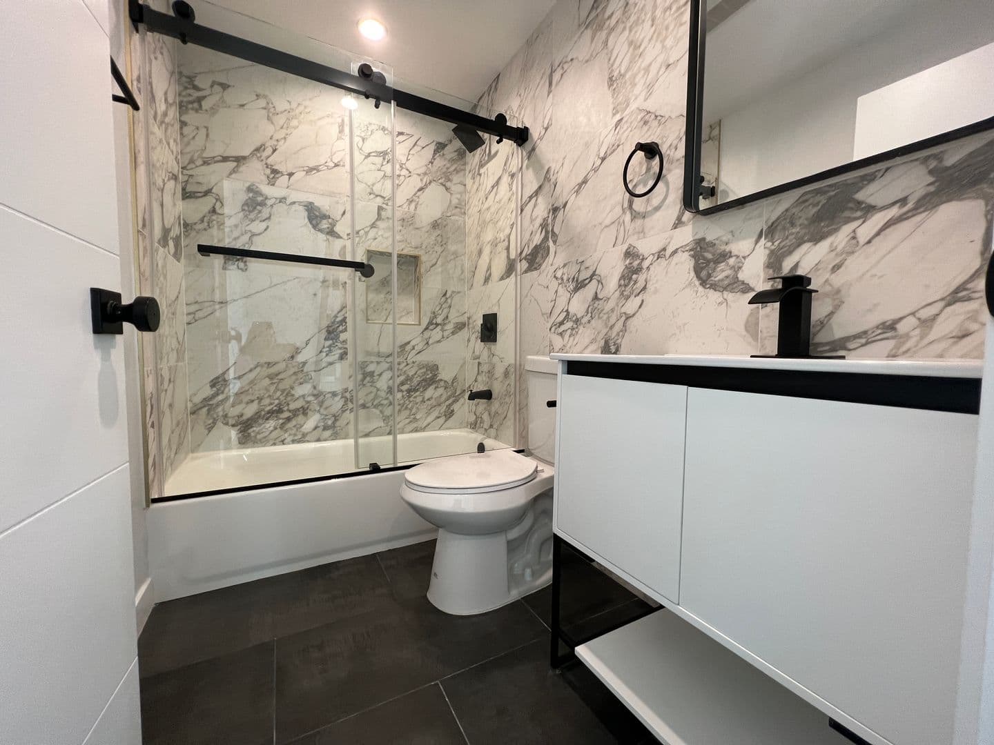 Los Angeles Apartment: 5526 Blackwelder St