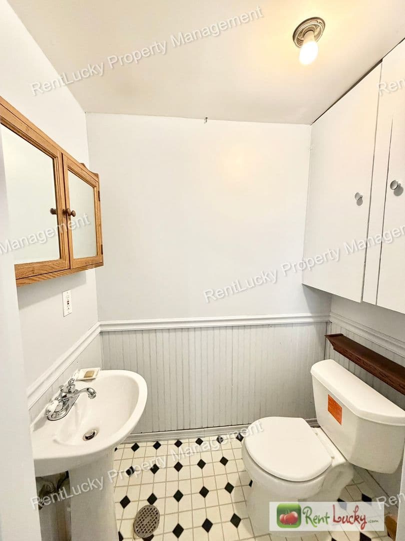 Tacoma House: 1612 Markham Avenue Northeast