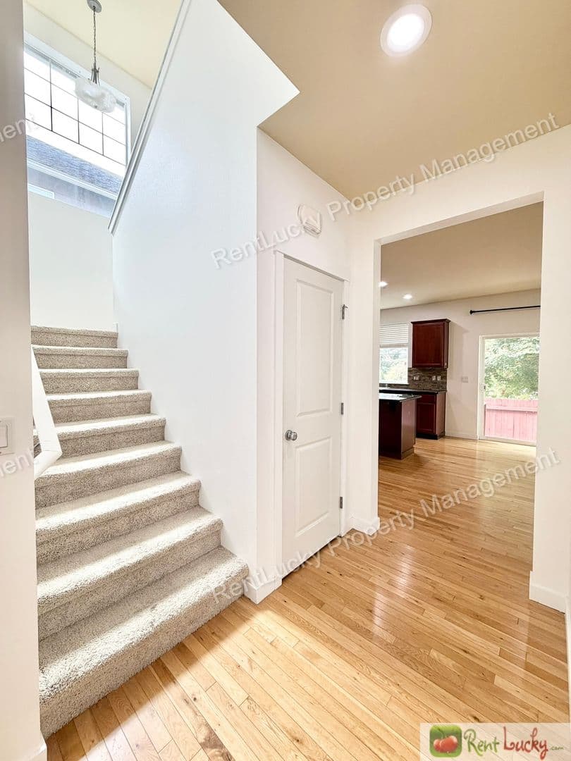 Bothell House: 16432 42nd Dr SE