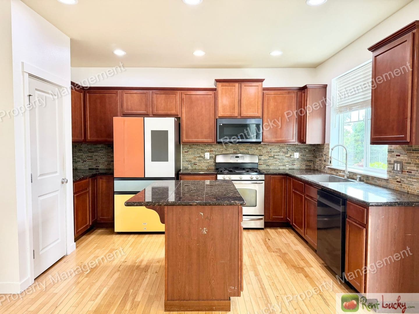 Bothell House: 16432 42nd Dr SE