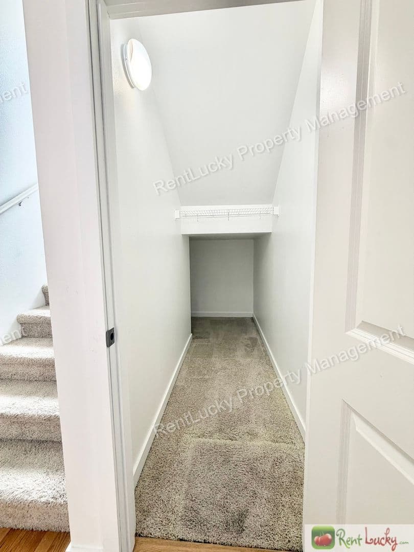 Bothell House: 16432 42nd Dr SE