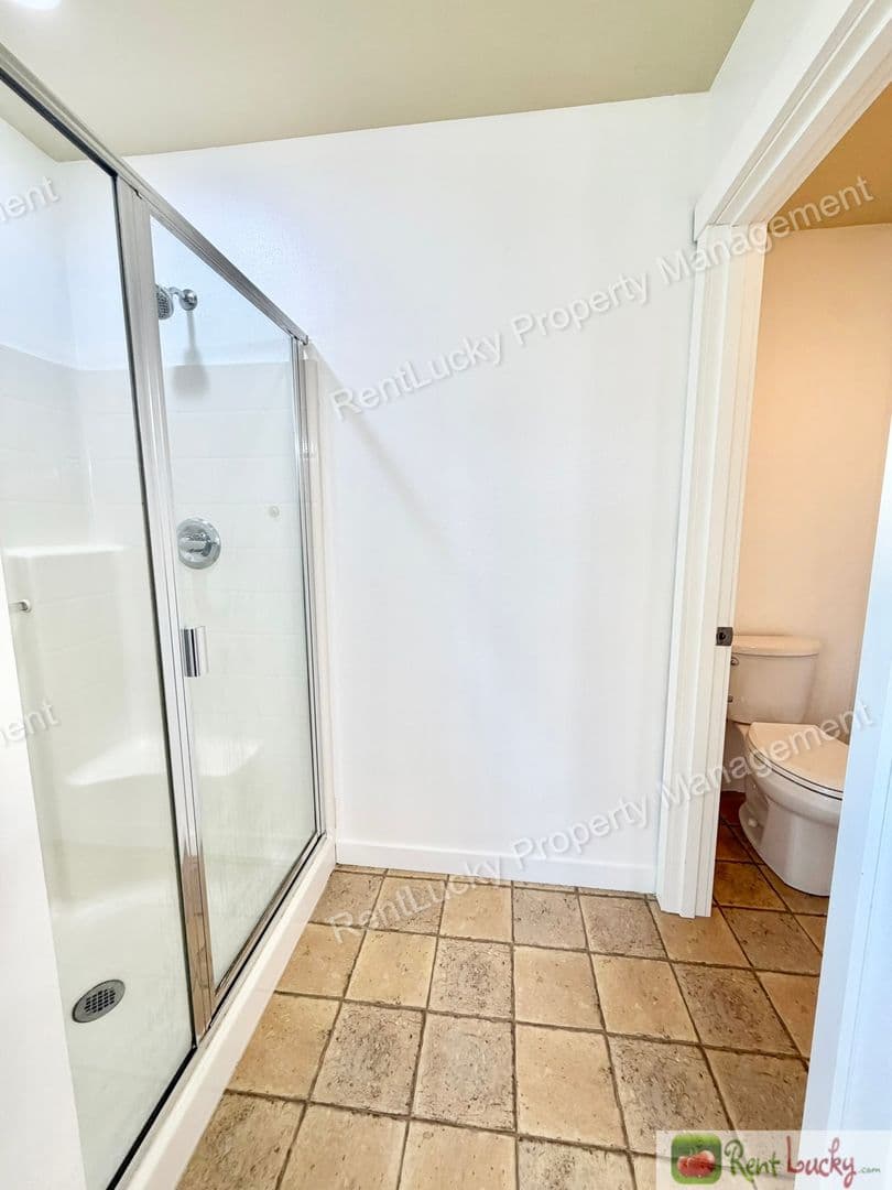 Bothell House: 16432 42nd Dr SE