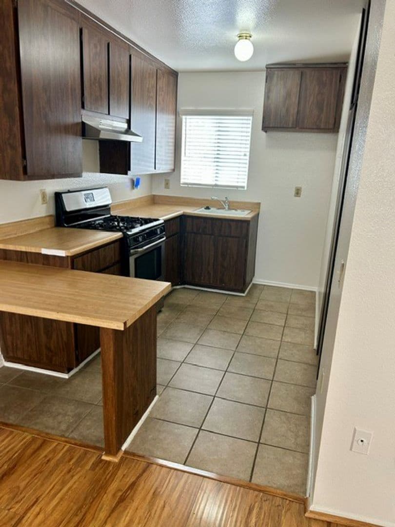 Hollywood Apartment: 6128 Cahuenga