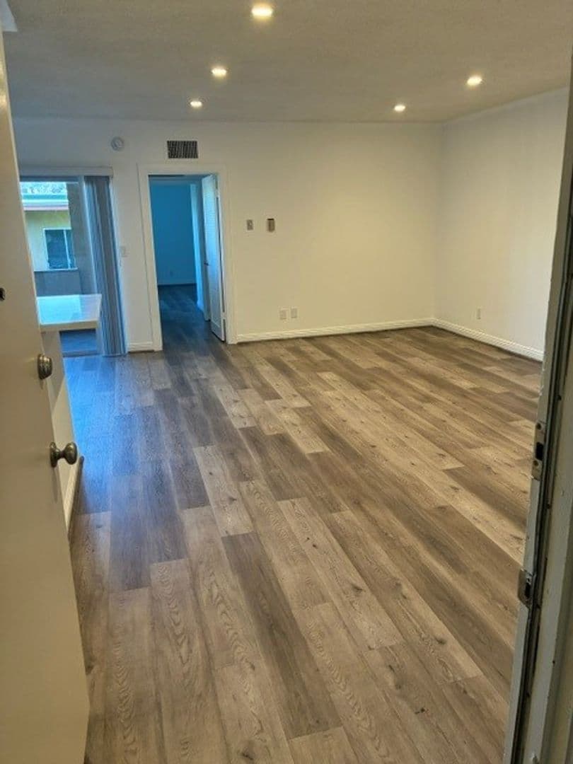 Encino Apartment: 5348 Newcastle