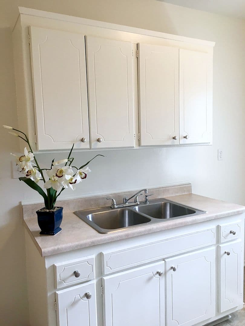 Tarzana Apartment: 18555 Burbank Blvd.