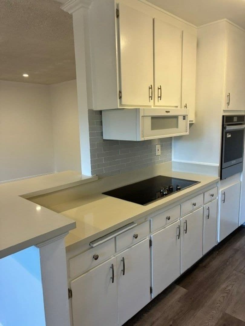 Encino Apartment: 5348 Newcastle