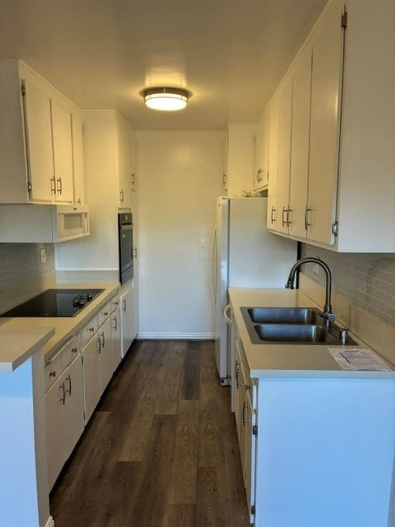 Encino Apartment: 5348 Newcastle
