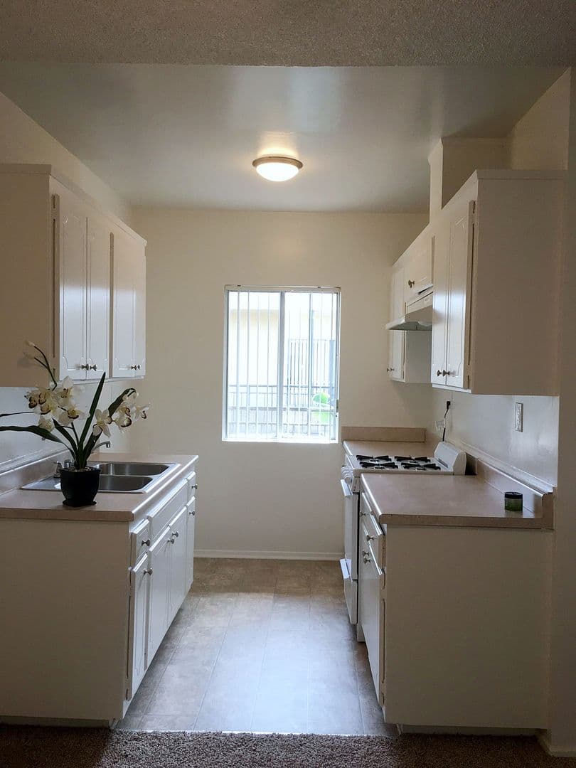 Tarzana Apartment: 18555 Burbank Blvd.