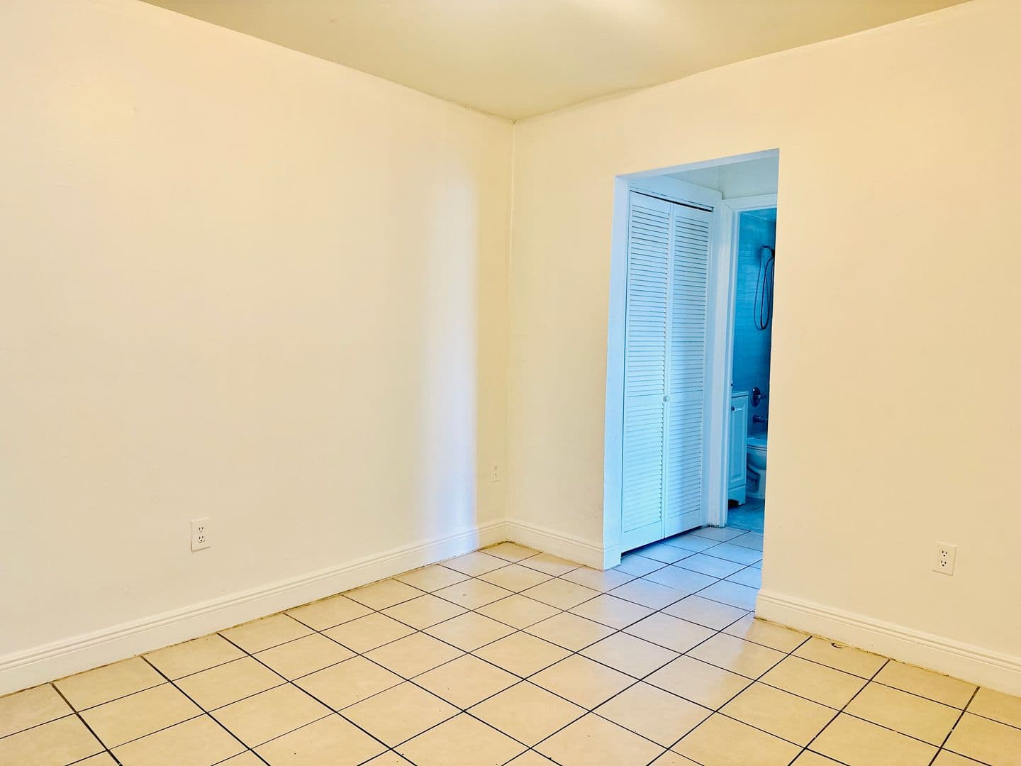 Miami Apartment: 352 NW 11 Street