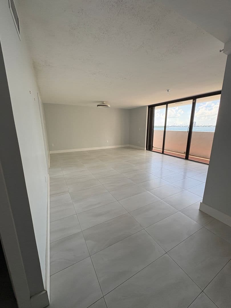 Miami Apartment: 555 NE 30 ST