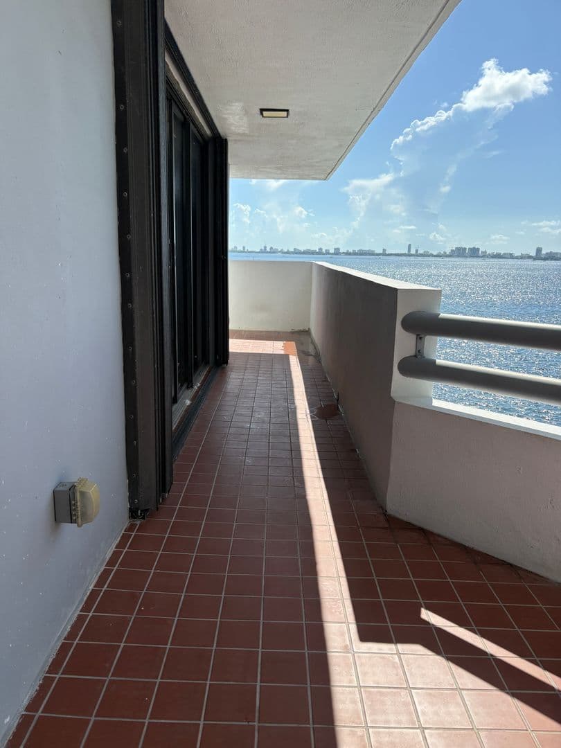 Miami Apartment: 555 NE 30 ST