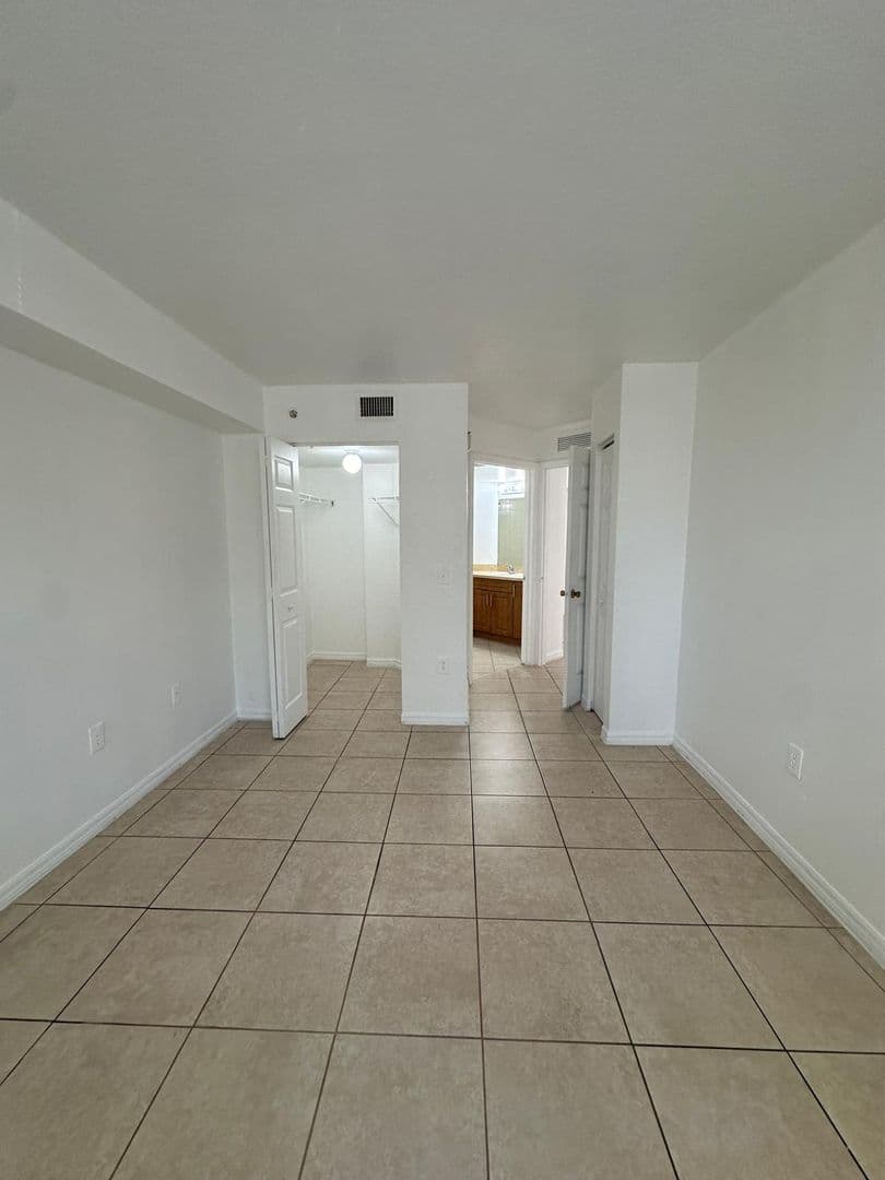 North Miami Apartment: 13780