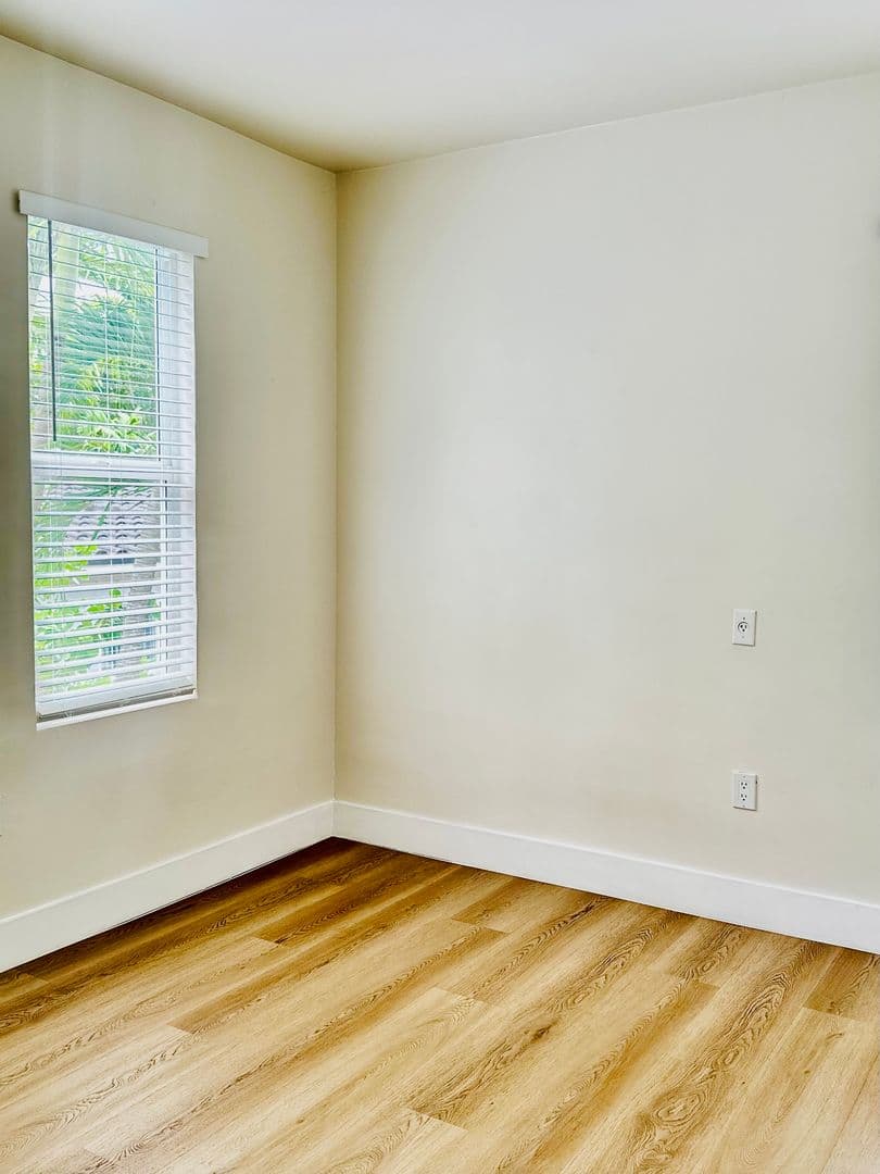 Miami Apartment: 893 NE 81 Street