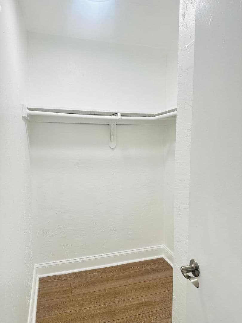 Miami Apartment: 43 Glen Royal Parkway