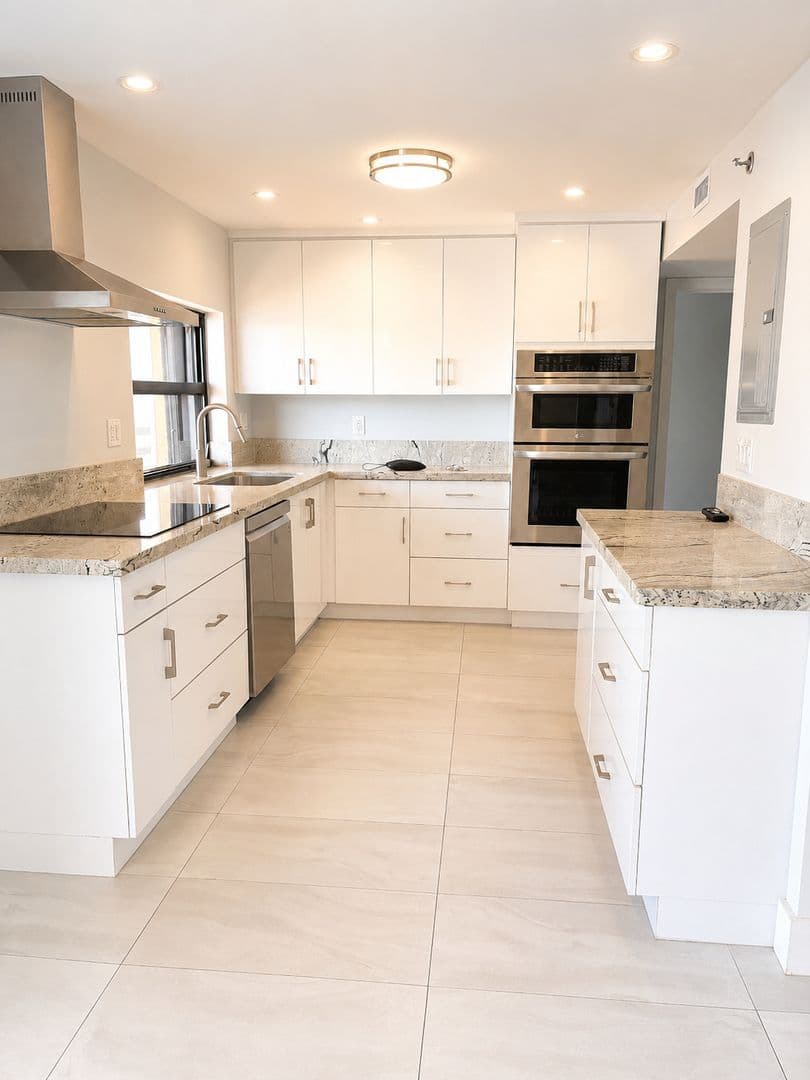Miami Apartment: 555 NE 30 ST