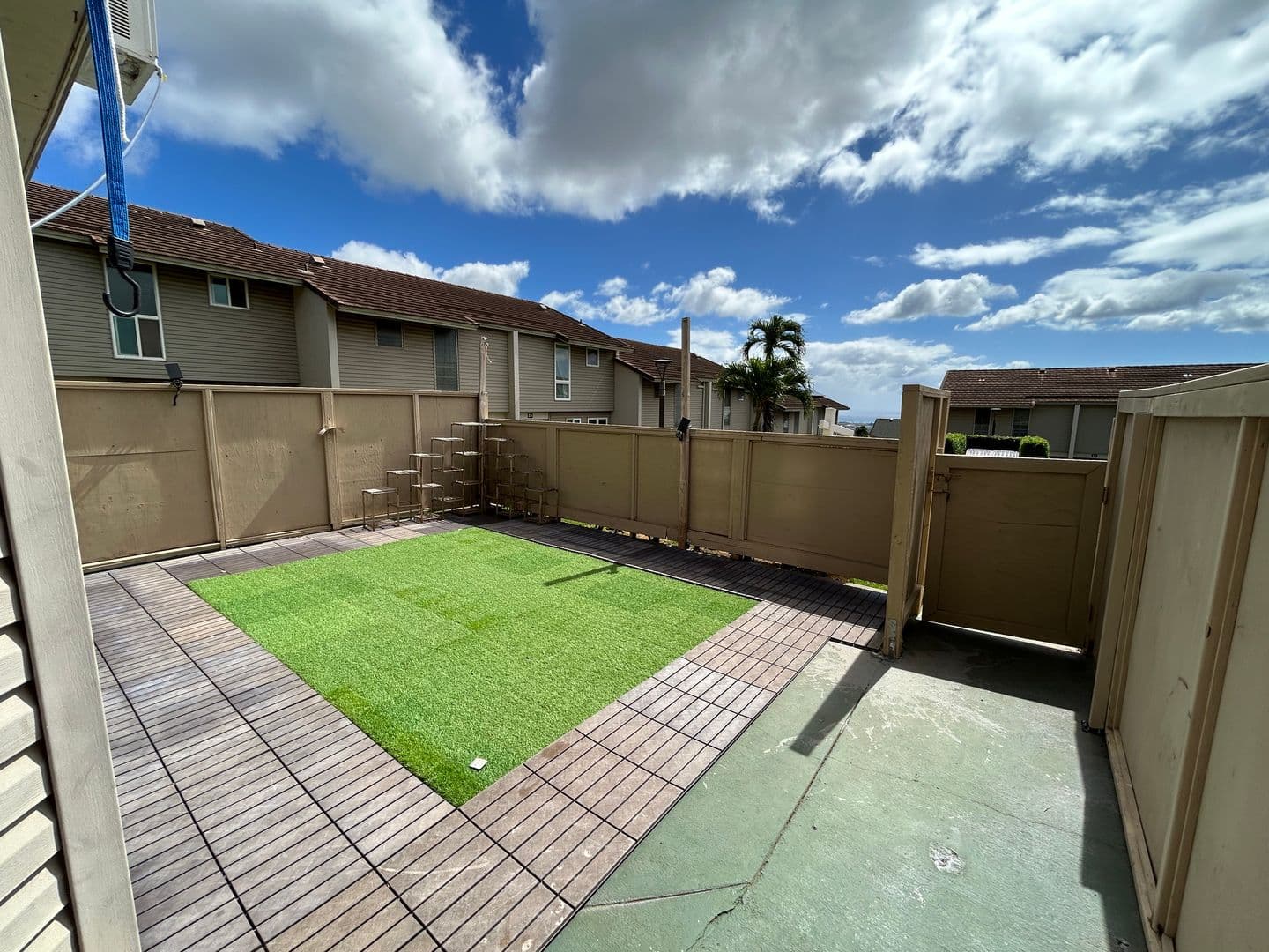 Kapolei House: 92-791 Makakilo Dr. Apt. #E30