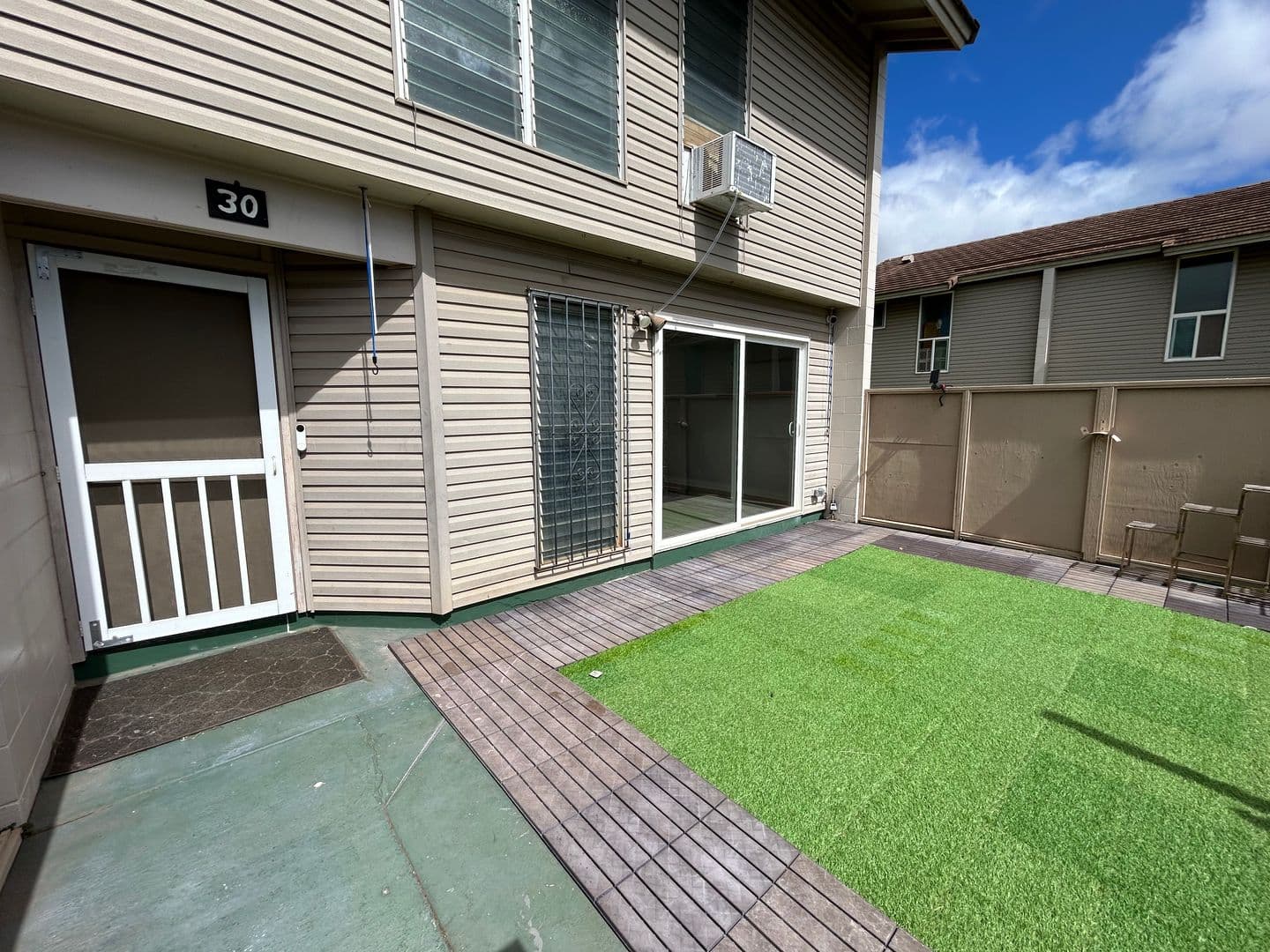 Kapolei House: 92-791 Makakilo Dr. Apt. #E30