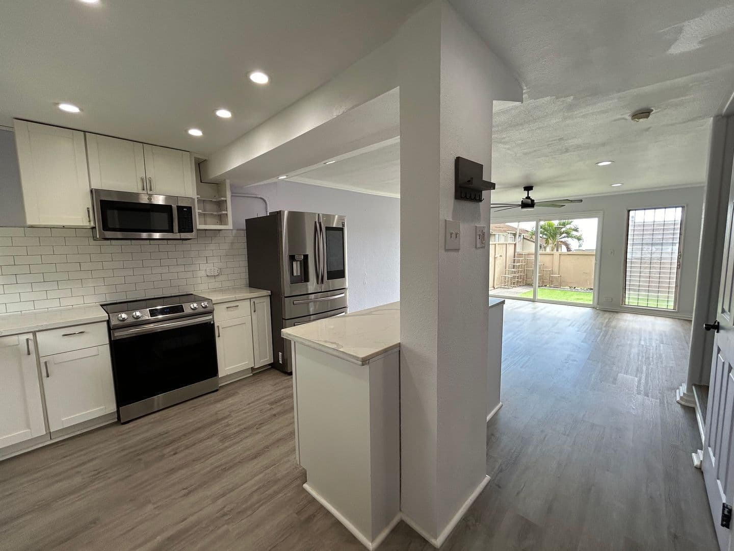Kapolei House: 92-791 Makakilo Dr. Apt. #E30