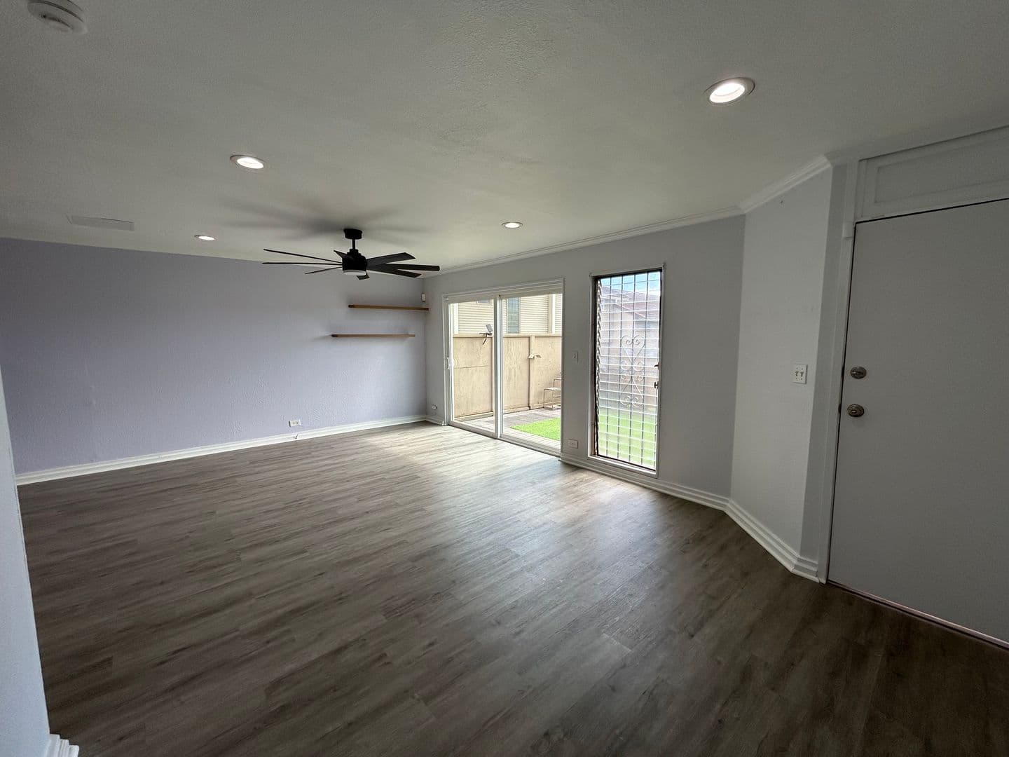Kapolei House: 92-791 Makakilo Dr. Apt. #E30