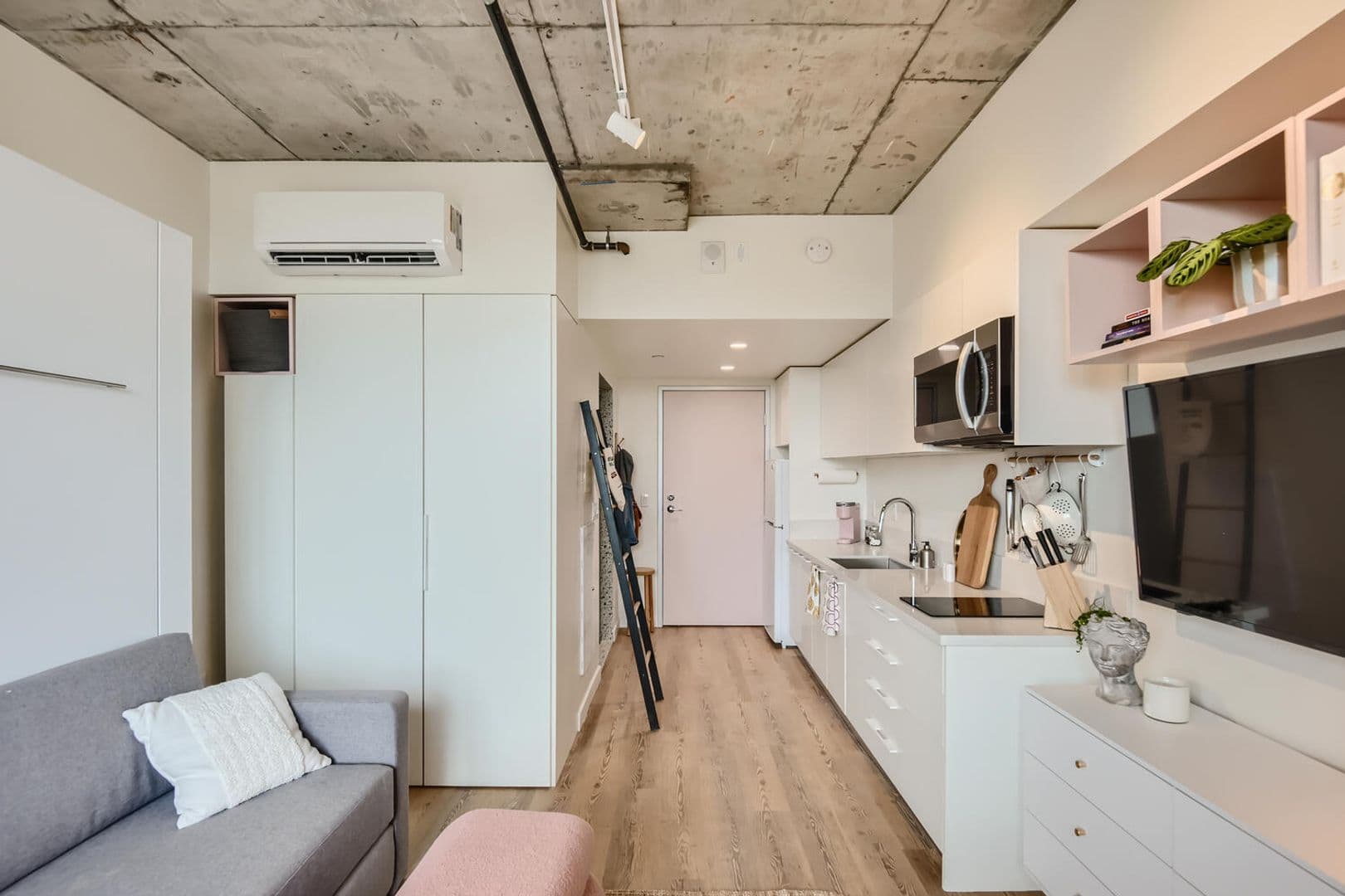 San Diego Apartment: 901 W. Washington St