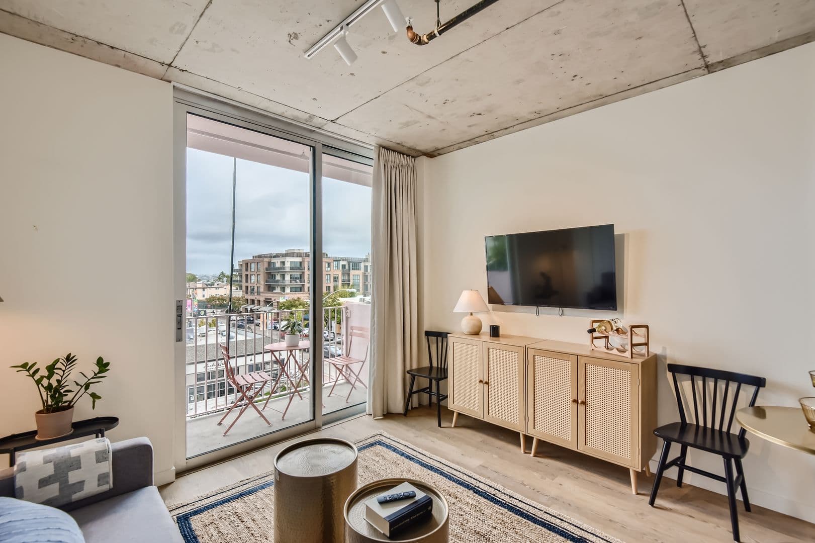 San Diego Apartment: 901 W. Washington St