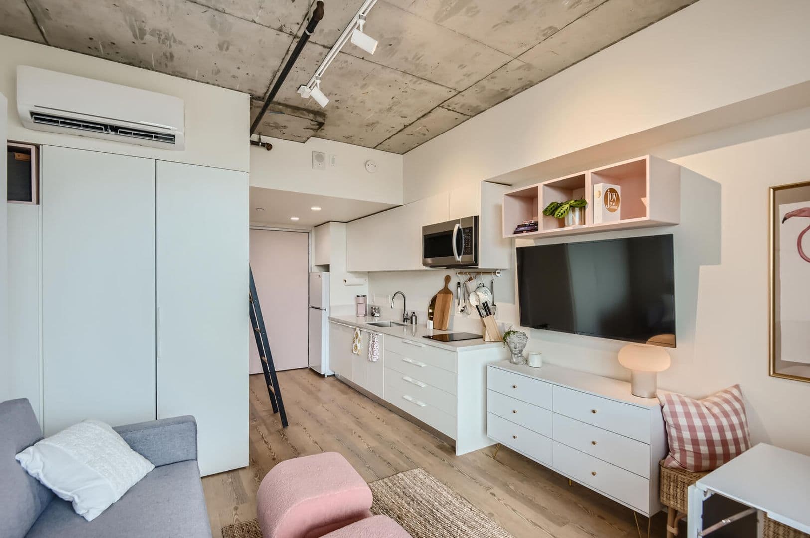 San Diego Apartment: 901 W. Washington St