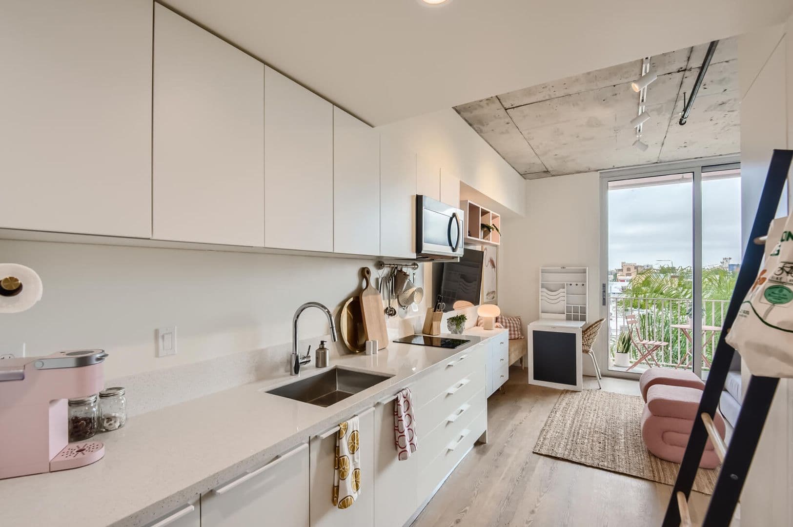 San Diego Apartment: 901 W. Washington St