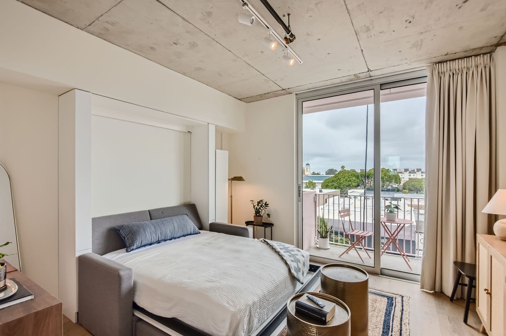 San Diego Apartment: 901 W. Washington St
