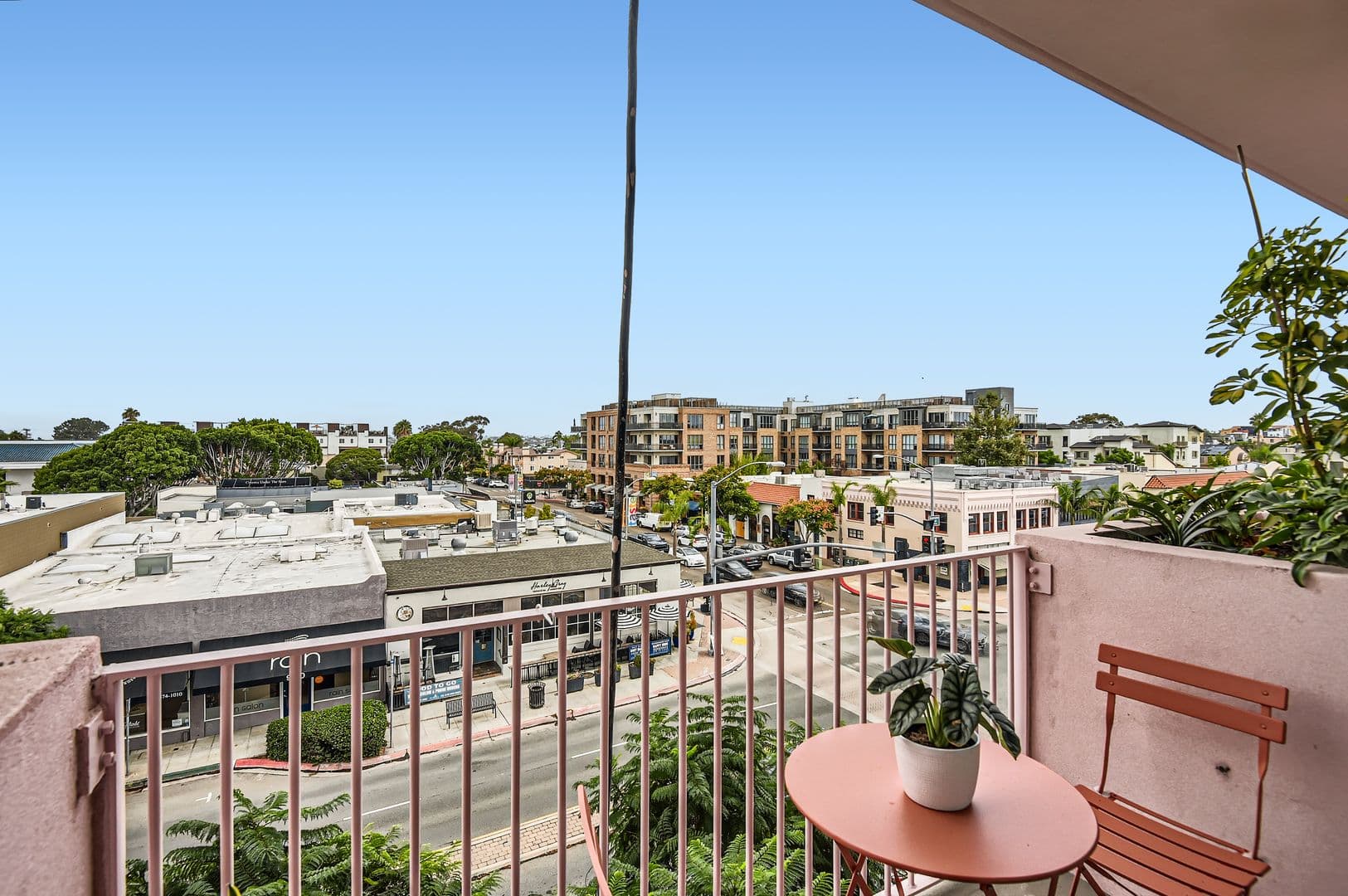 San Diego Apartment: 901 W. Washington St