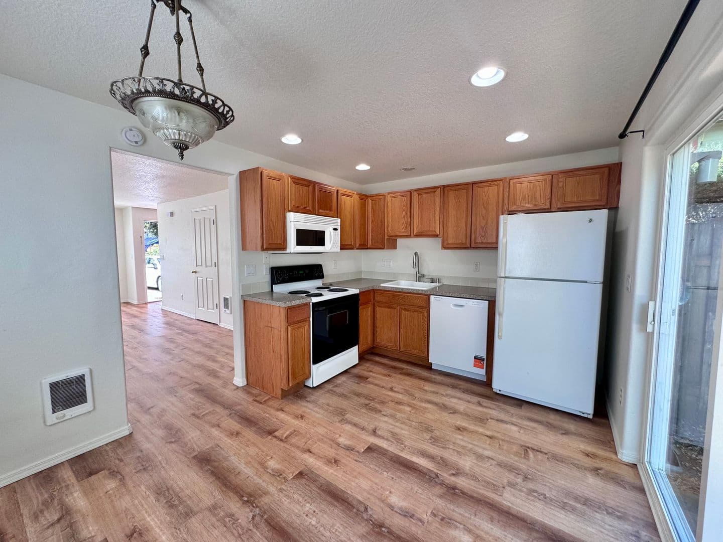 Camas Apartment: 617 NW 9th Ave