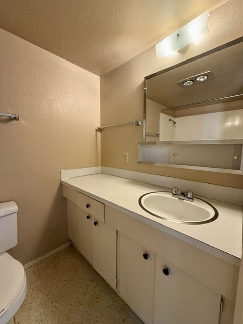 Olympia Apartment: 811 13th Ave SE