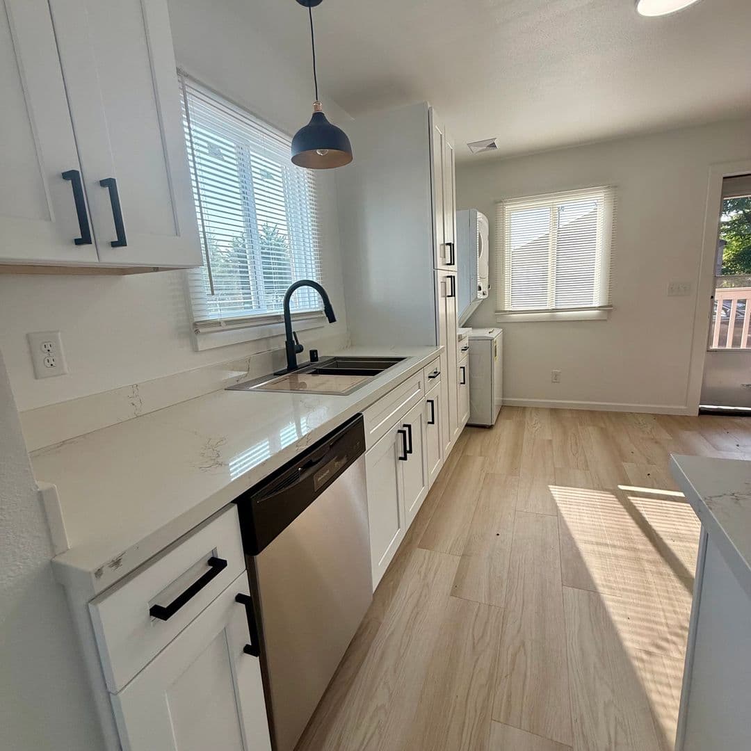 Lakewood House: 8420 1/2 S. Tacoma Way - Unit 1