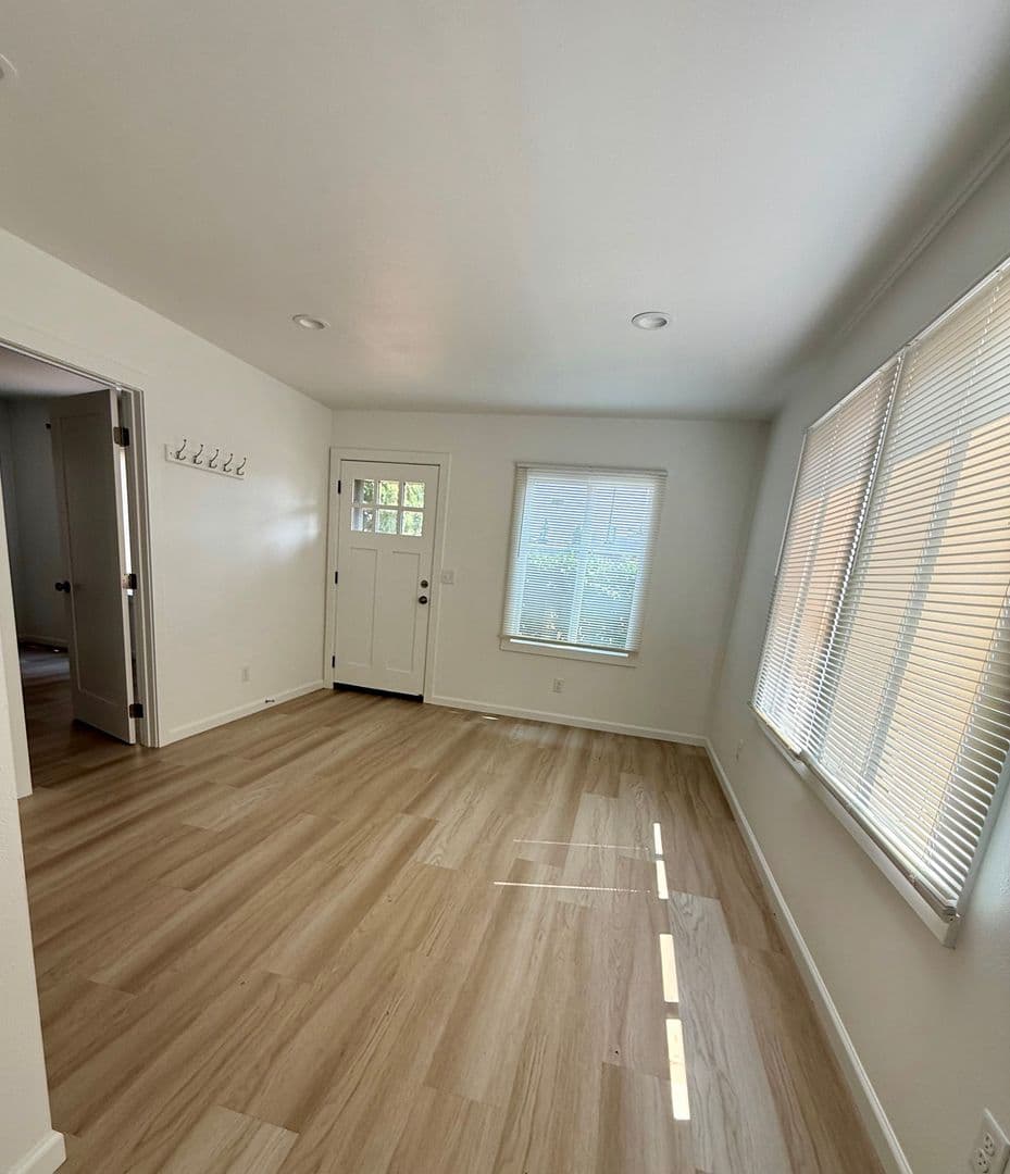 Lakewood House: 8420 1/2 S. Tacoma Way - Unit 1
