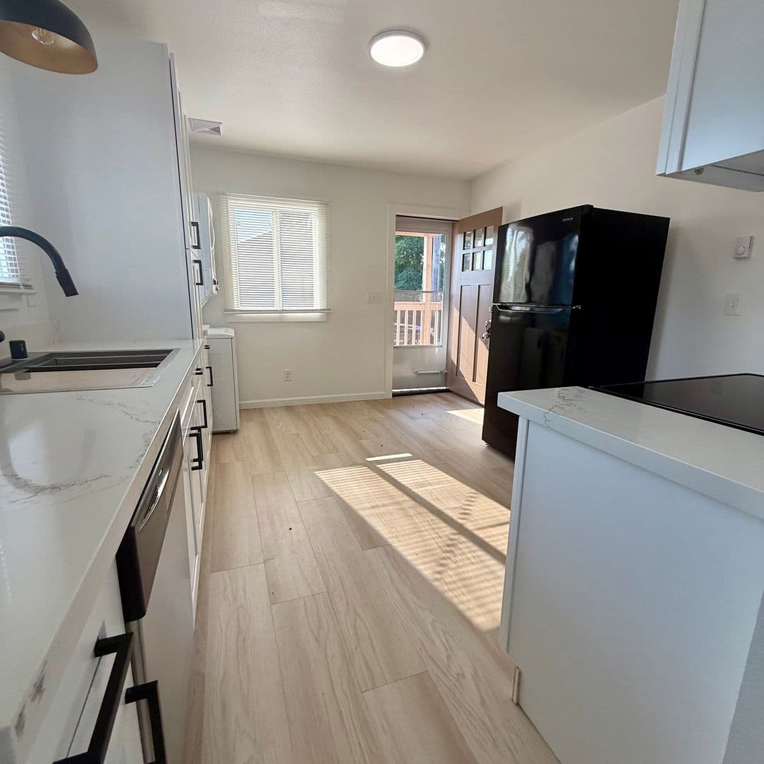 Lakewood House: 8420 1/2 S. Tacoma Way - Unit 1