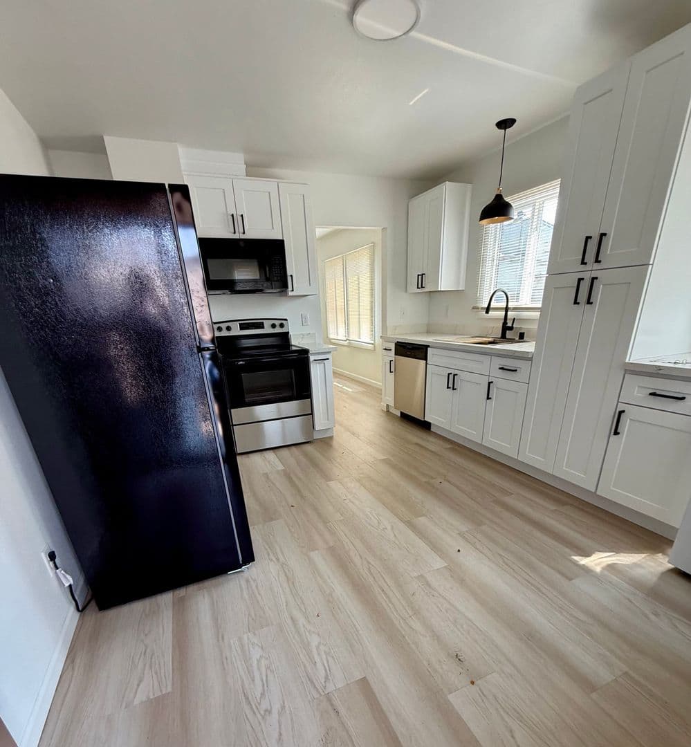 Lakewood House: 8420 1/2 S. Tacoma Way - Unit 1