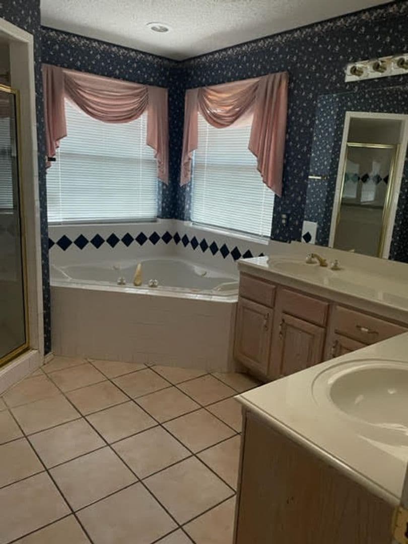 Paris House: 4225 Primrose Ln