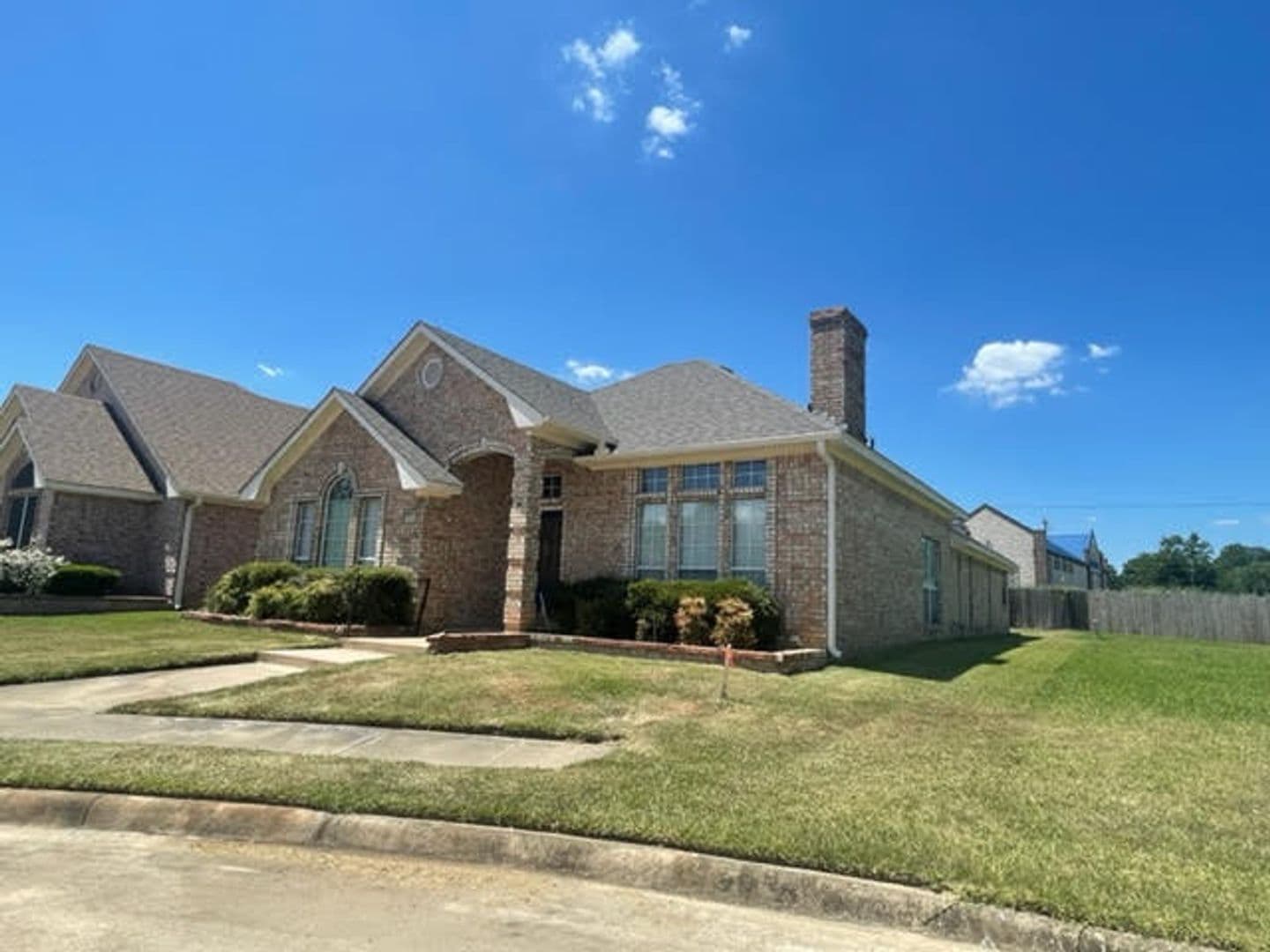 Paris House: 4225 Primrose Ln