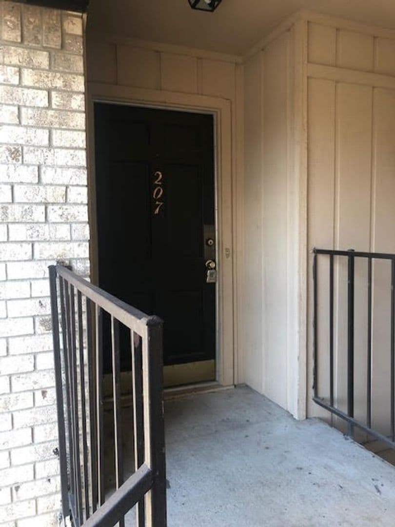 Paris Apartment: 3095 Lamar Ave