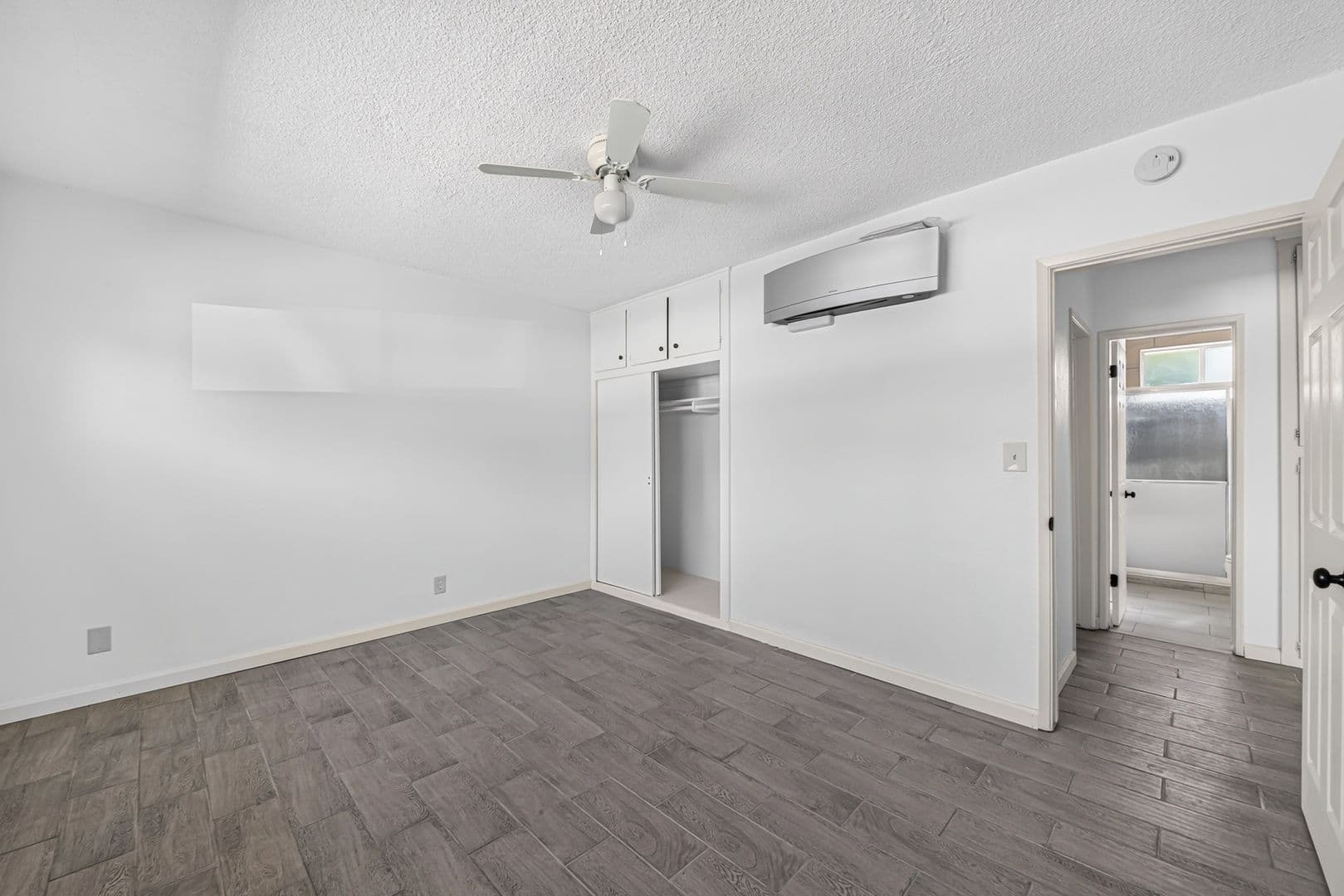 Long Beach Apartment: 328 E 49th St