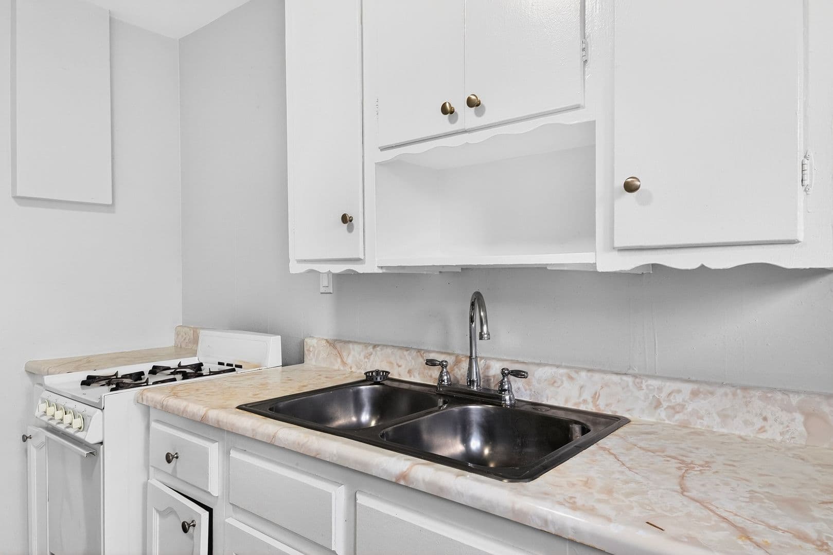 Long Beach Apartment: 445 W 15th St